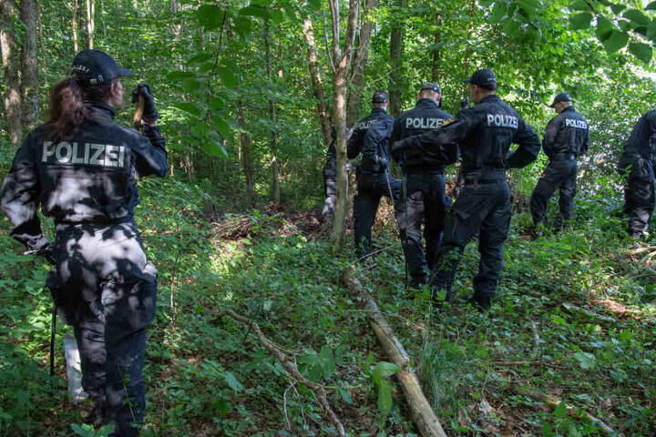Polizisten suchten zwei Stunden die Quelle der Schreie im Wald. Auch ein Hubschrauber, sowie eine Hundestaffel waren im Einsatz. (Symbolbild)