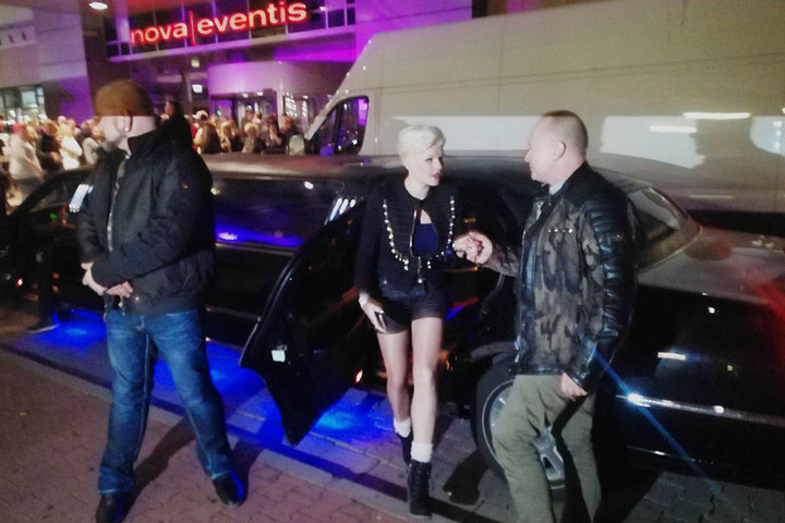 Ehemann Mike Blümer (52) hilft Gattin Melanie Müller aus der schwarzen Limousine.