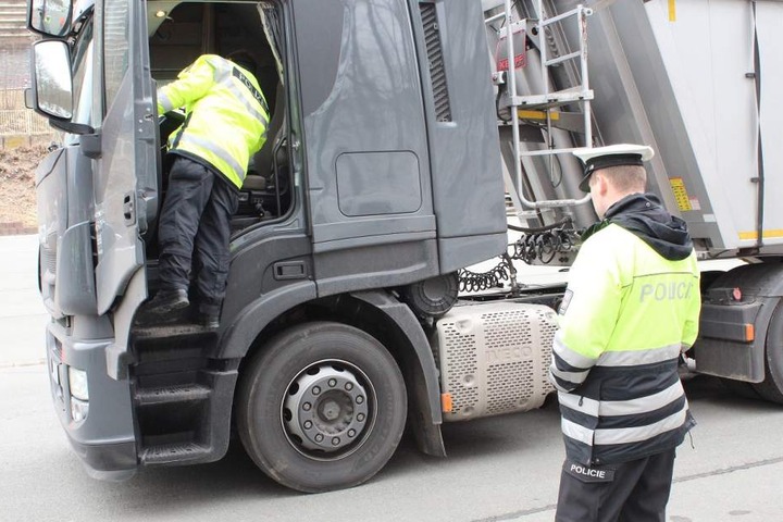 Die Polizisten kontrollierten und überwachten den Güterverkehr.