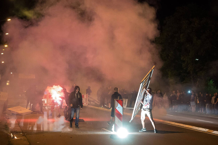 Ausschreitungen im August 2015 vor einer Asylunterkunft in Heidenau. Die rechte Hassgewalt hat zugenommen, so die Studie.