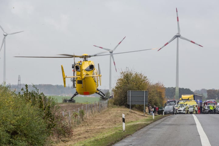 Ein Rettungshubschrauber musste auf der A4 landen.