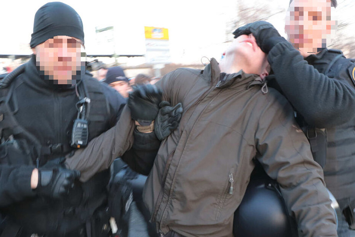 Die Polizei hat einen Gegendemonstranten aus der Versammlung gezogen.