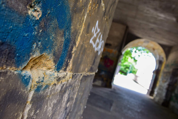 Die Brücke weist erhebliche Mängel auf.