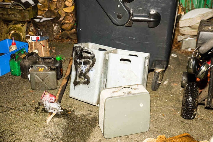 Das Feuer schlug von einem Müllcontainer auf die Garage über.