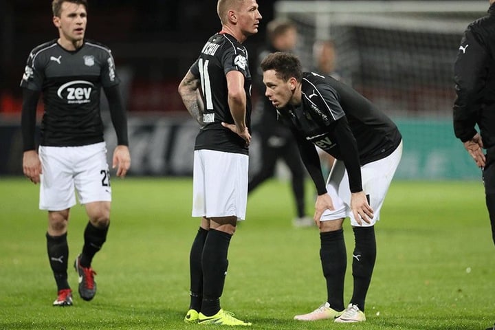 Enttäuschung nach dem Spiel bei Nils Miatke, Marc-Philipp Zimmermann und Marcel Baer (v.l.nr.).