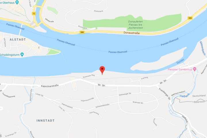 In Passau in Bayern hat ein Spaziergänger eine Wasserleiche am Ufer der Donau entdeckt.
