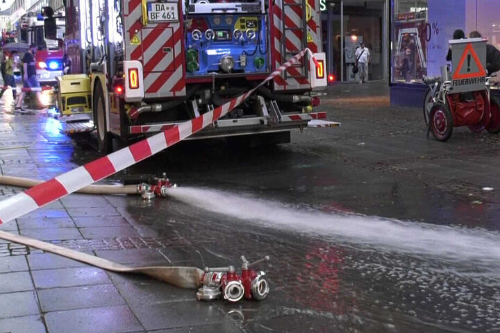 In Darmstadt musste die Feuerwehr ein überflutetes Shoppingcenter leer pumpen.