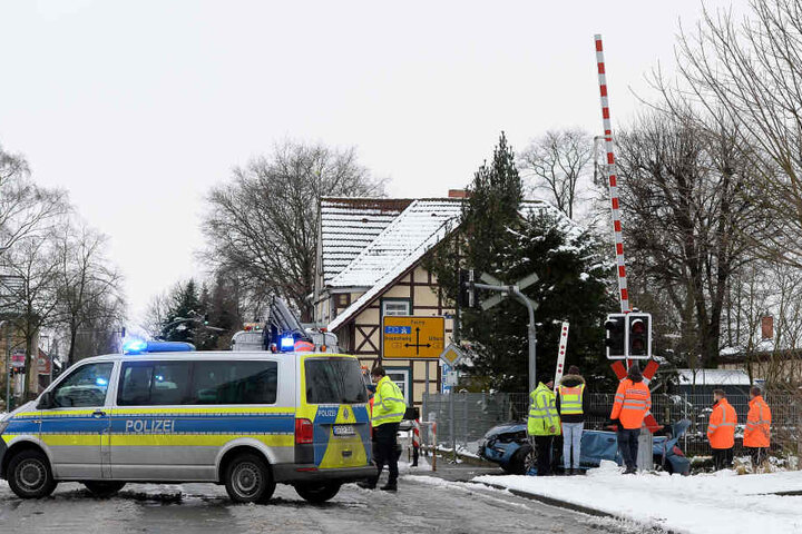 Der Regionalzug erfasste das Auto.