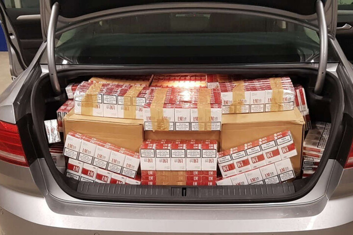 160.000 Schmuggelzigaretten befanden sich im ganzen Auto verteilt.