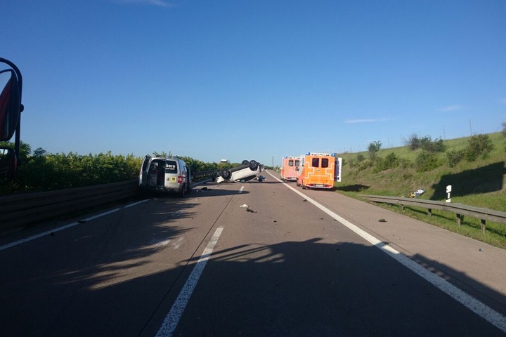 Auf der Autobahn muss noch immer aufgeräumt werden.
