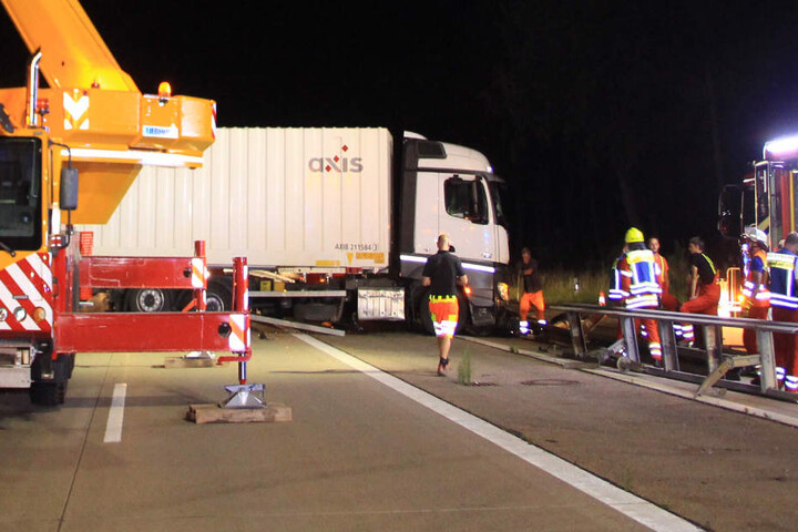 Die Bergungsarbeiten des Lastwagens erwiesen sich als äußerst schwierig.