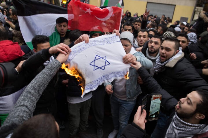 Bei Demonstrationen waren Anfang Dezember in Berlin mehrmals israelische Fahnen verbrannt und antisemitische Parolen gerufen worden.