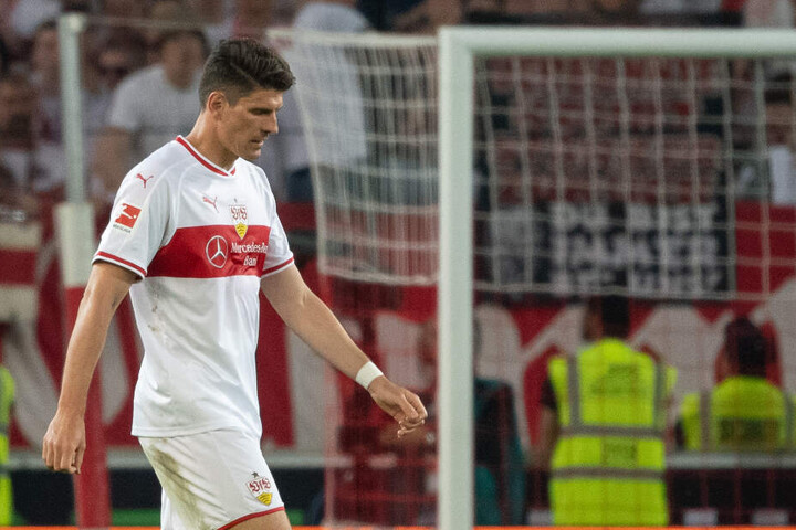 Der Kopf gesenkt, nachdenklicher Blick: Gomez am Donnerstagabend nach Abpfiff in Berlin.