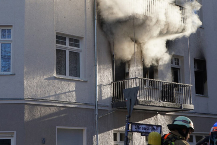 In einem Wohnhaus in der Ufnaustraße kam es am Montag zu einem Großbrand.