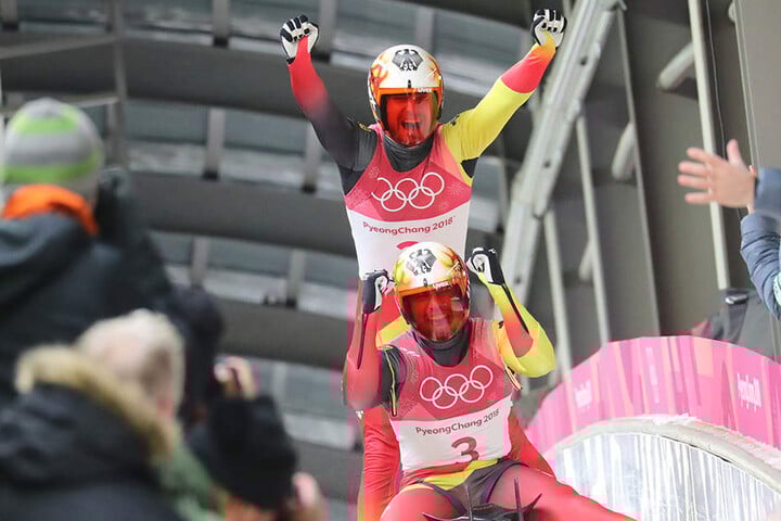 Freude über Gold bei Olympia. Tobias Wendl und Tobias Arlt holten sich den Sieg im Doppelsitzer-Wettbewerb der Herren.