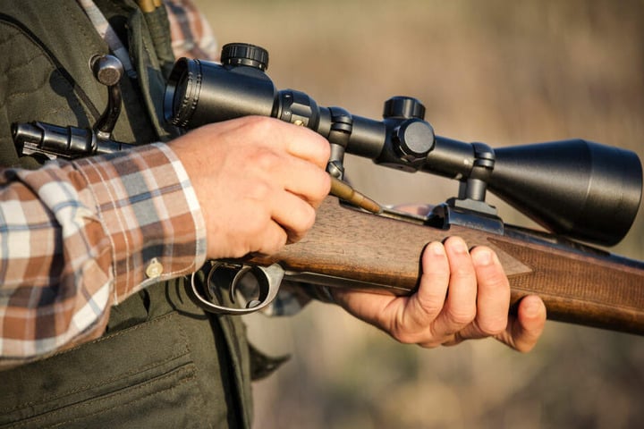 Der Schuss löste sich im Vorbereitungsraum, als ein Mann mit dem Gewehr hantierte.
