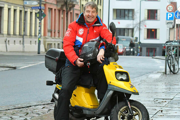 Ron Ringguth - wenn er in Dresden unterwegs ist, dann auf seiner 20 Jahre alten Yamaha. "Den Helm habe ich noch von der WOK-WM."
