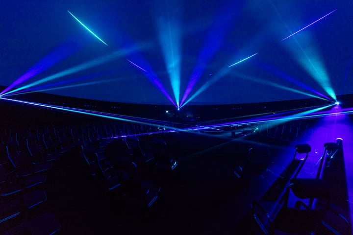 Jede Menge Laserlicht gibt es im Planetarium.
