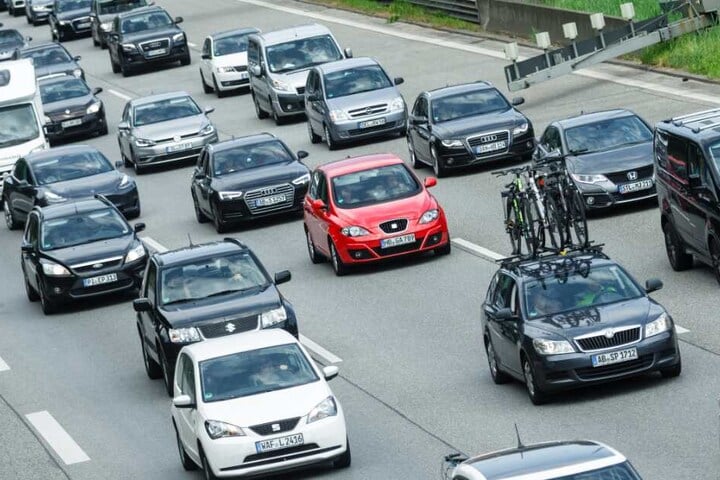 Der Verkehr staute sich auf der Autobahn kilometerlang. (Symbolbild)