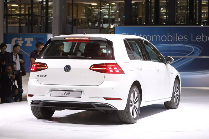 Das überarbeitete Modell "VW e-Golf" bei der Präsentation in Dresden.