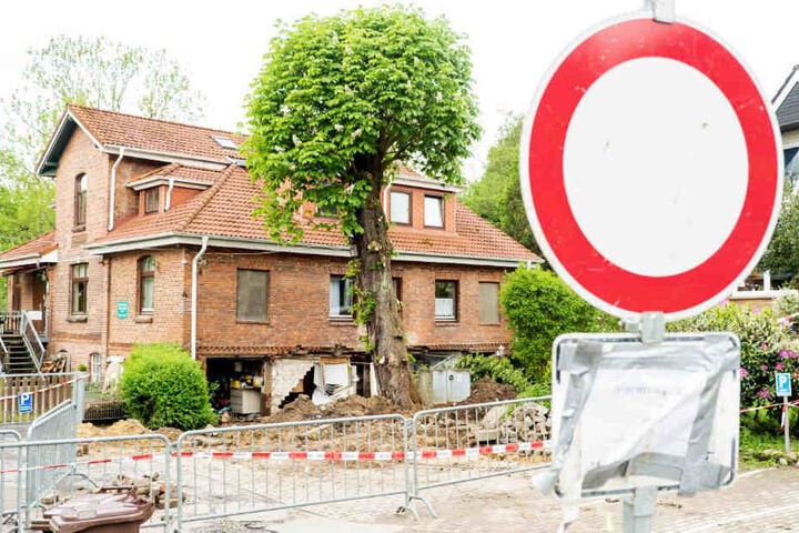 Die Wand eines Hauses in Oststeinbeck ist nach der Überflutung zerstört.