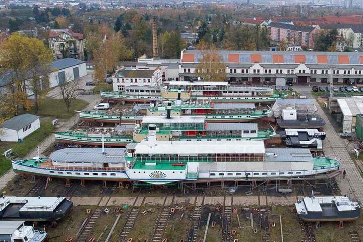 Die Slip-Anlage der Laubegaster Werft ist ausgelastet: Hinter der „Leipzig“ liegen die „Pirna“, „Kurort Rathen“ und „Pillnitz“ auf dem Trockenen.