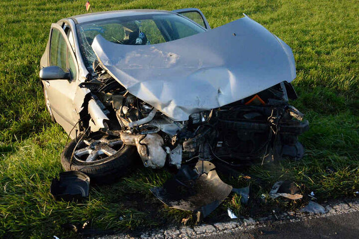 Auch der Peugeot 307 musste nach dem Unfall abgeschleppt werden.