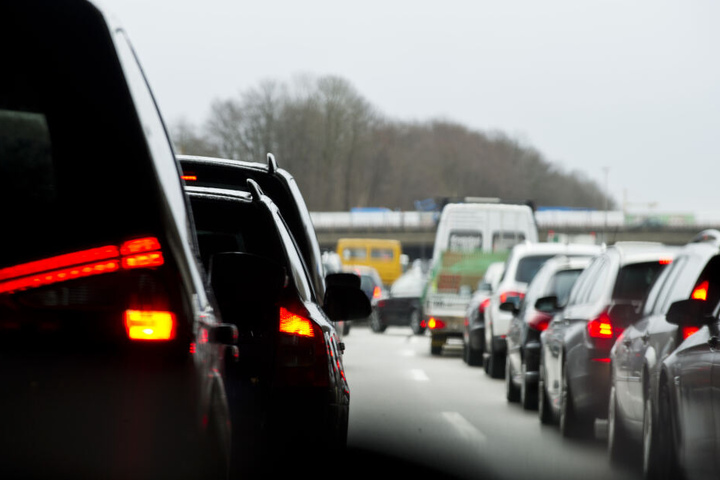Über die A96 kamen fünf Männer unbemerkt in einem Lkw über die Grenze. (Symbolbild)