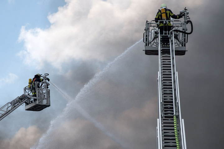 Die angerückte Feuerwehr löschte den Hausbrand. (Symbolbild)
