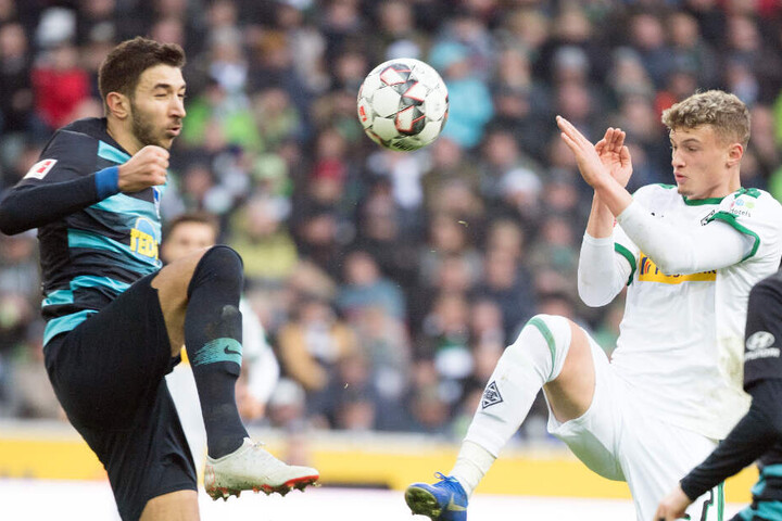 Michael Cuisance (r) im Zweikampf mit Herthas Marko Grujic.