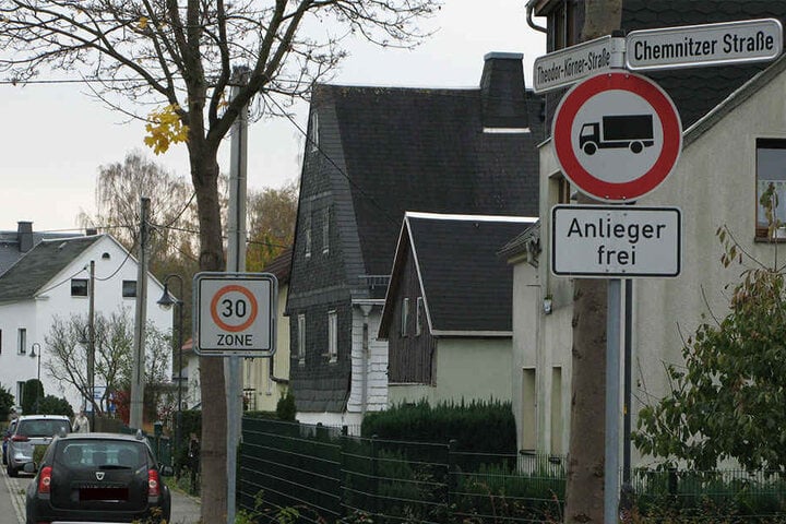 Zwei Einbrüche in Röhrsdorf: Betroffen
waren Hausbesitzer in der Chemnitzer
und der Theodor-Körner-Straße.