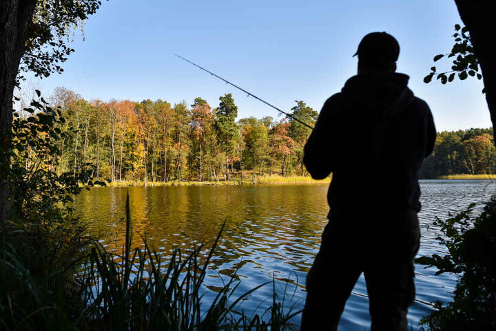 Der Mann war anscheinend ein Angler. (Symbolbild)