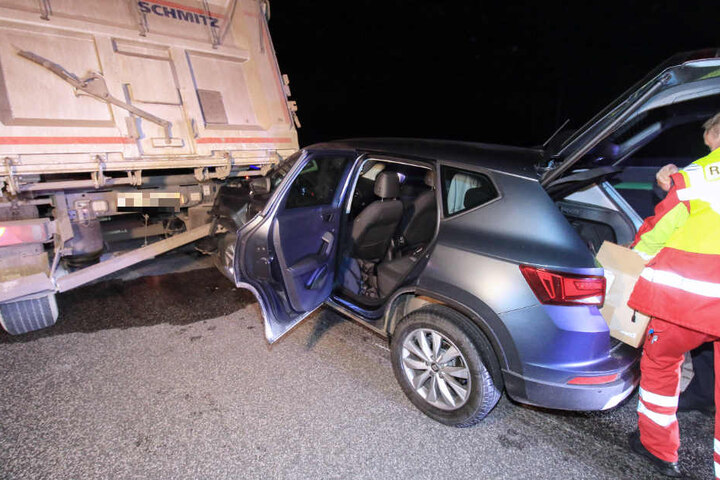 Der 31-jährige Fahrer kam mit leichten Verletzungen in ein Krankenhaus.