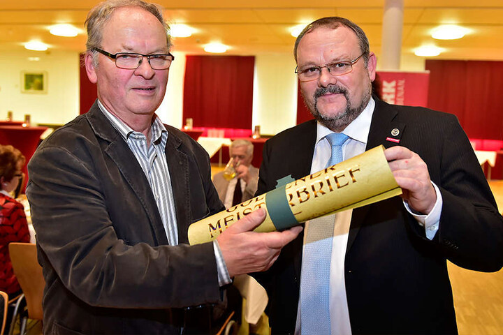 Handwerkskammer-Präsident Frank Wagner übergab Helmut Züfle am Dienstag den Goldenen Meisterbrief.