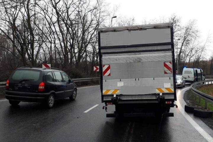 Die abgefallenen Räder wurden erst einmal am Straßenrand geparkt.