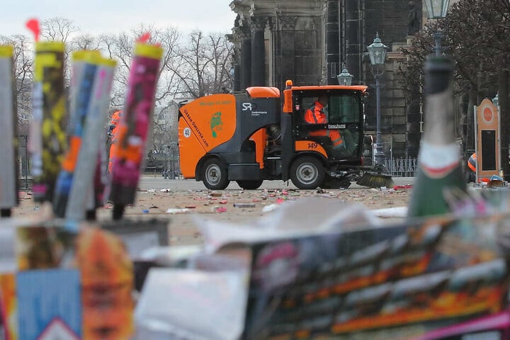 Am Neujahrsmorgen glich die Brühlsche Terrasse einem Schlachtfeld.