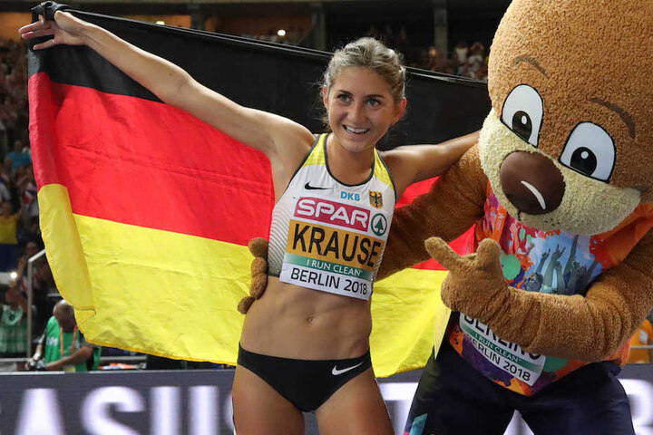 Gesa Felicitas Krause (26) feiert ihren Gold-Lauf im Berliner Olympiastadion mit Maskottchen.