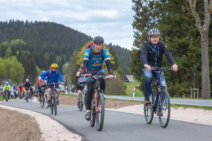 Umweltminister Thomas Schmidt (55, CDU) war einer der ersten Fahrer auf Radweg.