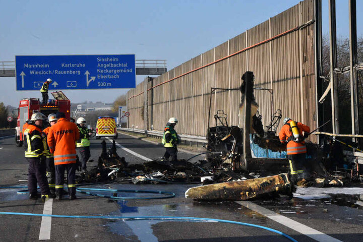 Die Rettungskräfte vor dem völlig zerstörten Wohnmobil.