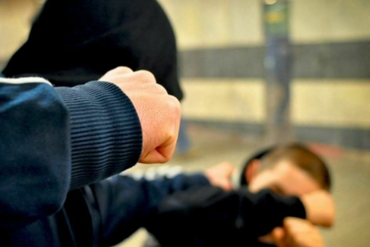 Ein 30-Jähriger schlug auf den Busfahrer ein. (Symbolbild)