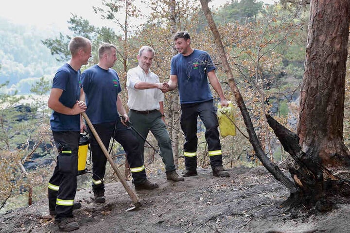 Eine Woche nach dem Brand bedankte sich der Nationalpark-Chef Dietrich Butter (64) bei den Feuerwehrmännern für ihren Einsatz.