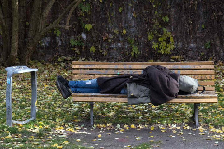 Eine Parkbank als Bett - die Zahl der Obdachlosen in Chemnitz steigt. (Symbolbild)
