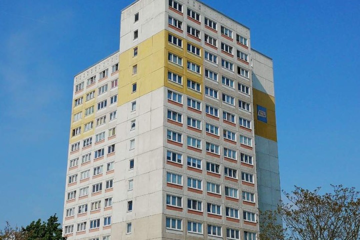 In diesem Hochhaus in Leipzig-Mockau verbrannte sich der 50-jährige Mieter in seiner Wohnung so sehr, dass er wenig später im Krankenhaus verstarb.