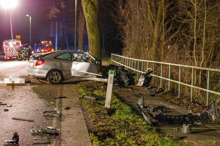 Die Unfallstelle glich einem Trümmerfeld.