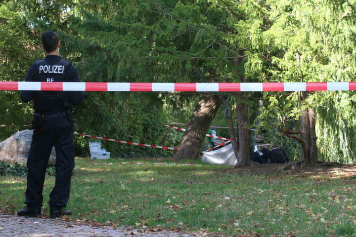 Polizisten sichern den Tatort.