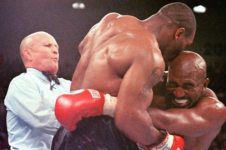 Aufsehenerregende Szene 1997: Mike Tyson (Mitte) beißt Evander Holyfield (rechts) ins Ohr.