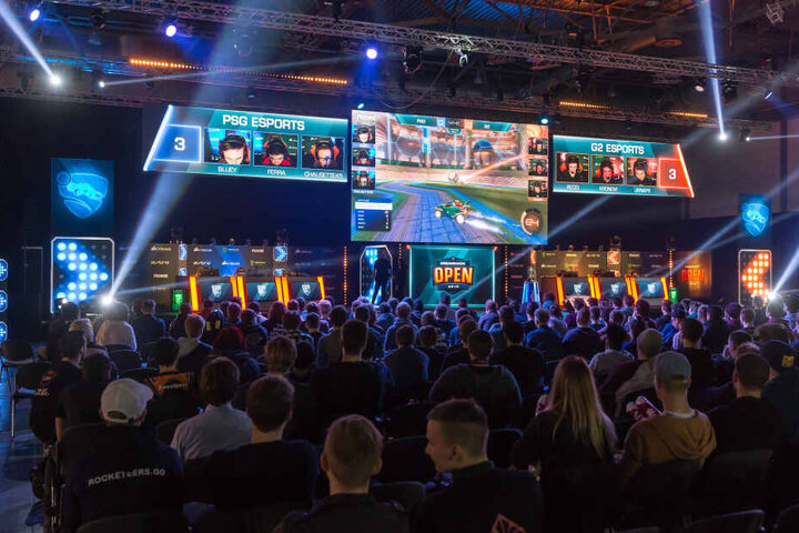 Dabei dürfen natürlich auch E-Sports-Turniere in beliebten Spielen wie "Rocket League" nicht fehlen.