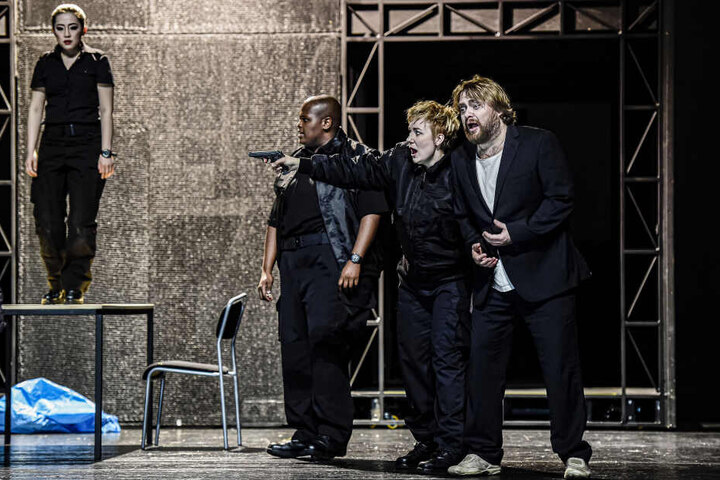 Leonore/Fidelio (Pauliina Linnosaari) hat Florestan (Viktor Anitpenko, r.) gefunden und versucht ihn zu befreien.