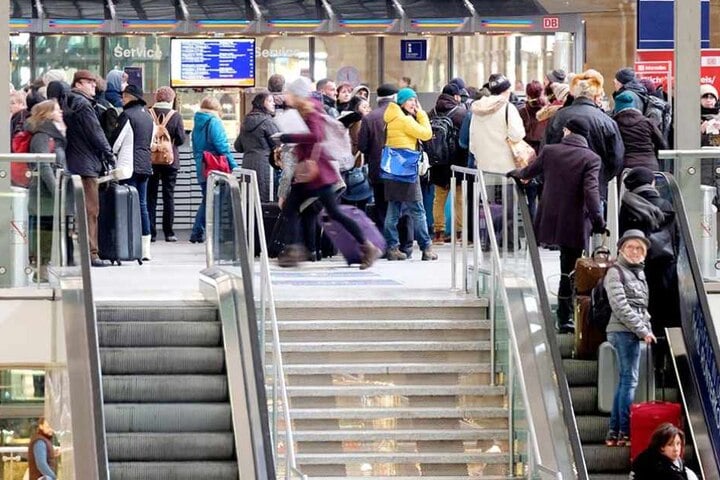 Hunderte Reisende saßen am Wochenende oft stundenlang auf dem Leipziger Hauptbahnhof fest.
