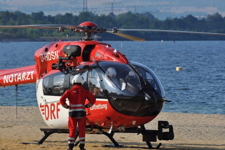 Auch ein Rettungshubschrauber eilte zum See.